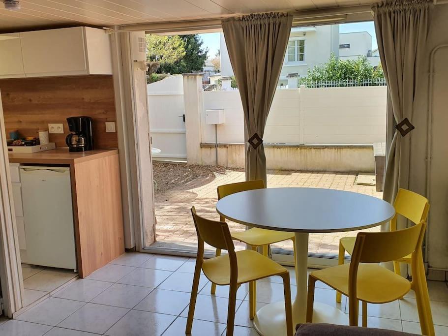 Logement Amboise Centre Avec Terrasse Privee Luaran gambar
